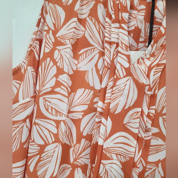 Sleeveless Orange Leaf Print Top - Picture 6 of 6